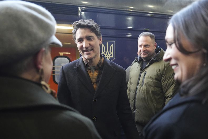 El primer ministro de Canadá, Justin Trudeau, llega a una estación de tren en el tercer aniversario de la invasión rusa de Ucrania, el lunes 24 de febrero de 2025, en Kiev, Ucrania. (AP Foto/Efrem Lukatsky)