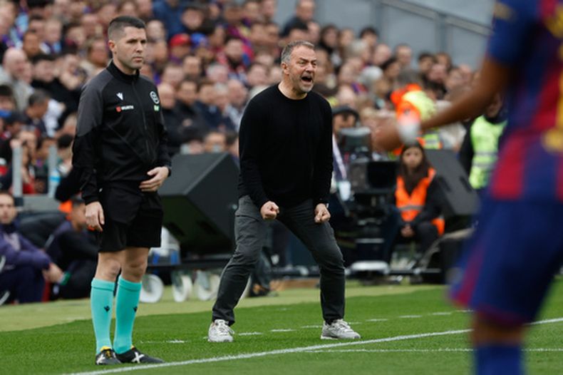 El técnico del Barcelona Hansi Flick durante el partido contra Villarreal en la Liga de España, el sábado 28 de febrero de 2026 en Barcelona. (AP Foto/Joan Monfort)