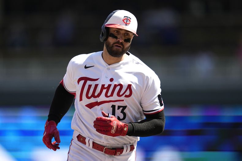 ARCHIVO - Joey Gallo, de los Mellizos de Minnesota, recorre las bases luego de conectar un jonrón en el duelo ante los Yanquis de Nueva York, el marts 23 de enero de 2024 (AP Foto/Abbie Parr, archivo)