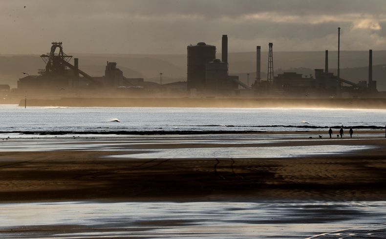 ARCHIVO – Varias personas pasean a sus perros en la playa, con la planta de acero Redcar en el fondo, en Hartlepool, Inglaterra, el 12 de noviembre de 2019. (AP Foto/Frank Augstein, Archivo)