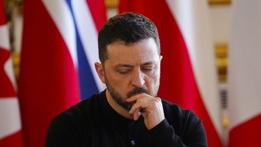 El presidente ucraniano Volodymyr Zelenskyy participa en una sesión plenaria durante la cumbre sobre Ucrania y la seguridad europea en Lancaster House, el domingo 2 de marzo de 2025, en Londres. (Sean Kilpatrick/The Canadian Press vía AP)