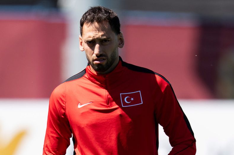 El turco Hakan Calhanoglu durante la práctica de su selección, el viernes 12 de junio de 2026, en Vancouver, Canadá. (Ethan Cairns/The Canadian Press via AP)