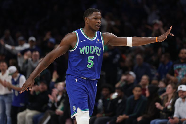El guardia de los Timberwolves de Minnesota, Anthony Edwards, celebra tras anotar durante la primera mitad de un partido de básquetbol de la NBA contra los Raptors de Toronto, el domingo 25 de octubre de 2026, en Minneapolis. (Foto AP/Bailey Hillesheim)