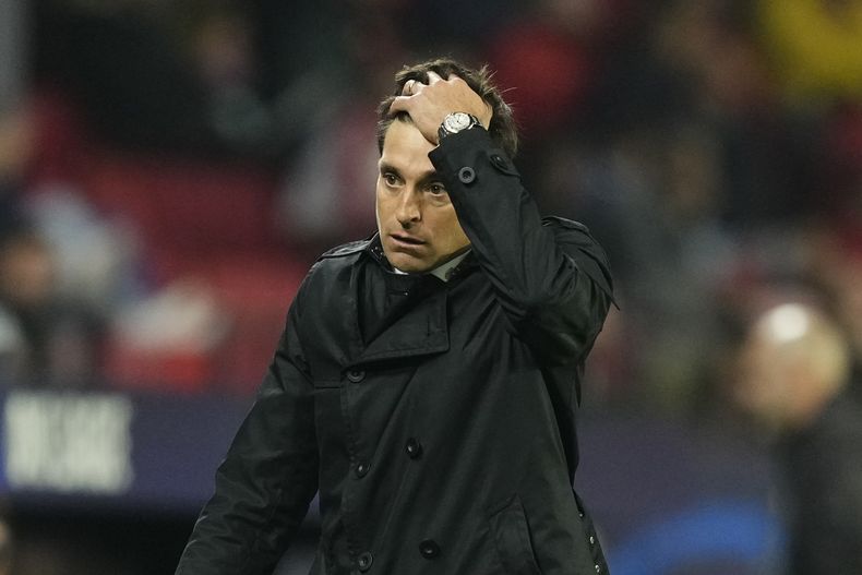 El técnico del Sevilla Diego Alonso durante el partido contra PSV Eindhoven en la Liga de Campeones, el miércoles 29 de noviembre de 2023, en Sevilla. (AP Foto/José Bretón)