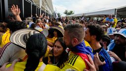 Aficionados hacen fila para entrar al estadio previo a la final de la Copa América entre Argentina y Colombia, el 14 de julio de 2024, en Miami Gardens, Florida. (AP Foto/Lynne Sladky, Archivo)