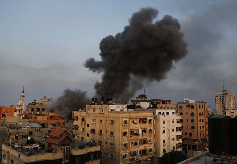 Una columna de humo se eleva del edificio sede de la estaci&oacute;n de televisi&oacute;n Al-Aqsa, operada por Hamas en Ciudad de Gaza , que fue alcanzada por un ataque israel&iacute; el martes 29 de julio de 2014.  (Foto de AP/Hatem Moussa)