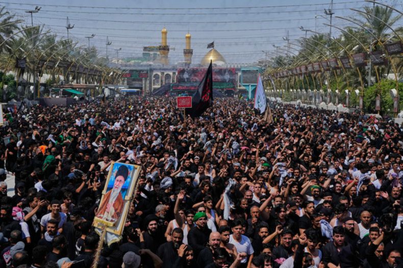 Fieles chiíes se reúnen entre los santuarios sagrados del imán Abbas y el imán Hussein durante Arbain, que marca el final del periodo de luto de 40 días tras Ashoura, en Kerbala, Irak, el martes 4 de agosto de 2026. (Foto AP/Hadi Mizban)