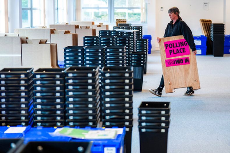 Urnas y carteles para distribuir por los centros de votación de las inmediaciones de Edimburgo, vistos en un almacén municipal en el Edificio Sirius, en el oeste de la ciudad, antes de las elecciones escocesas del 7 de mayo, en Edimburgo, Escocia, el 6 de mayo de 2026. (Jane Barlow/PA vía AP)
