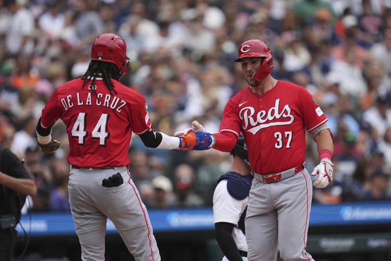 Tyler Stephenson (37), de los Rojos de Cincinnati, celebra su grand slam con Elly De La Cruz (44) ante los Tigres de Detroit en la quinta entrada de un juego de béisbol, el sábado 14 de junio de 2025, en Detroit. (Foto AP/Paul Sancya)