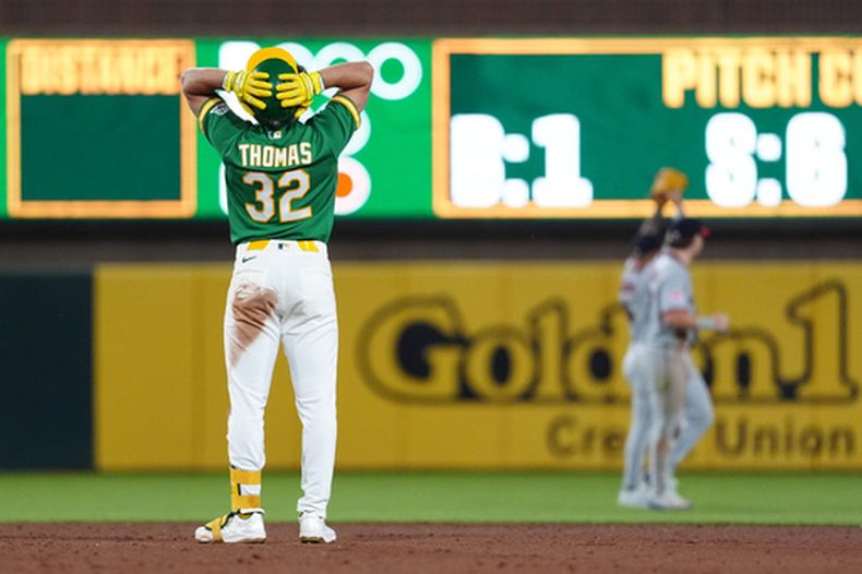 Colby Thomas (32), de los Atléticos, reacciona después de conectar un largo elevado contra la barda en la octava entrada del juego de béisbol de Grandes Ligas contra los Guardianess de Cleveland, el viernes 1 de mayo de 2026, en West Sacramento, California. (AP Foto/Alan Greth)