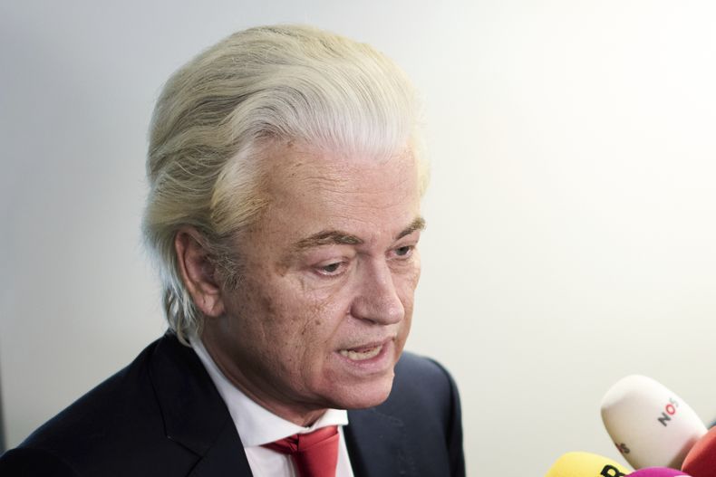 El legislador holandés de ultraderecha, Geert Wilders, habla con periodistas en La Haya, Holanda, el 3 de junio de 2025. (AP Foto/Peter Dejong)