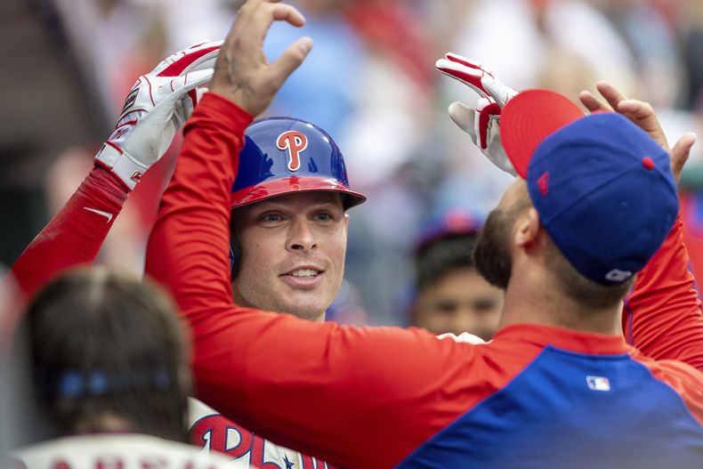 Max Kepler, de los Filis de Filadelfia, celebra con sus compañeros tras pegar un cuadrangular en el encuentro del sábado 14 de junio de 2025, ante los Azulejos de Toronto (AP Foto/Laurence Kesterson)