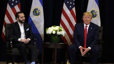ARCHIVO - El presidente de Estados Unidos, Donald Trump, a la derecha, se reúne con el presidente de El Salvador, Nayib Bukele, durante la Asamblea General de Naciones Unidas el 25 de septiembre de 2019 en Nueva York. (AP Foto/Evan Vucci, Archivo)