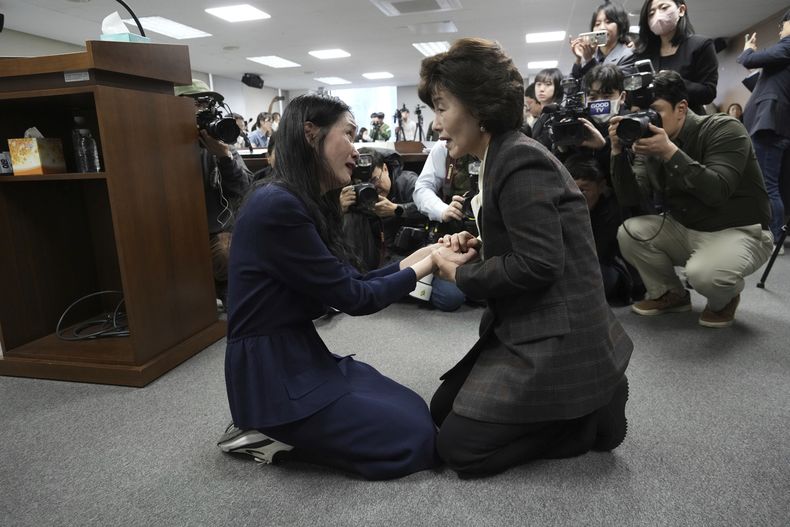 La presidenta de la Comisión de la Verdad y Reconciliación, Park Sun Young, derecha, consuela a Yooree Kim, que fue adoptada, en una conferencia de prensa en Seúl, Corea del Sur, el miércoles 26 de marzo de 2025. (AP Foto/Ahn Young-joon)