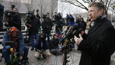 americateve | El senador republicano Rand Paul habla a reporteros frente al tribunal federal en Washington, el mi&eacute;rcoles 12 de febrero de 2014. (Foto AP/Charles Dharapak)
