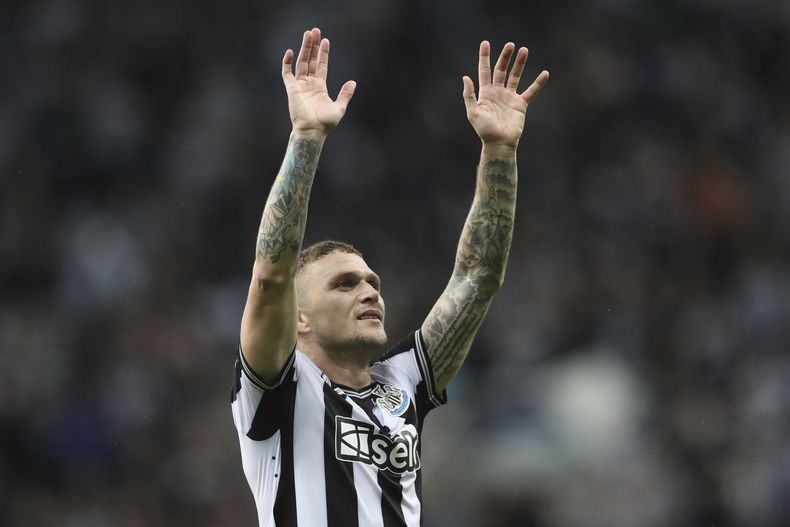 Kieran Trippier, del Newcastle, festeja el triunfo sobre el París Saint-Germain en la Liga de Campeones, el miércoles 4 de octubre de 2023 (AP Foto/Scott Heppell)