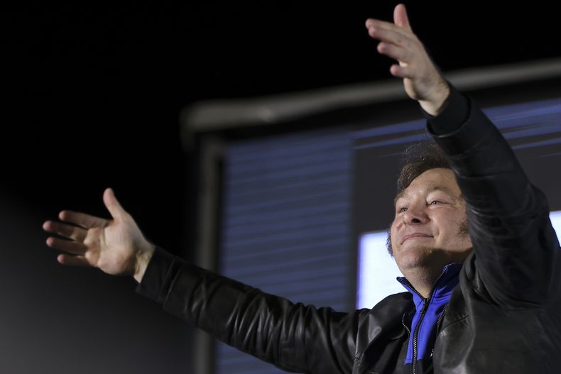 Javier Milei, candidato presidencial de la coalición La Libertad Avanza, agradece a sus simpatizantes durante su cierre de campaña, el jueves 16 de noviembre de 2023, en Córdoba, Argentina. (AP Foto/Nicolás Aguilera)