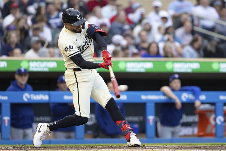 Carlos Correa, de los Mellizos de Minnesota, batea un sencillo en contra de los Rangers de Texas durante la cuarta entrada del juego de béisbol del viernes 24 de mayo de 2024, en Minneapolis. (AP Foto/Bailey Hillesheim)