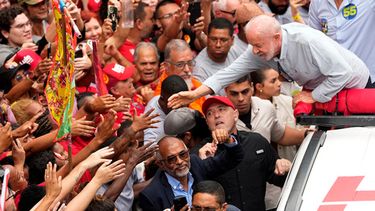 El presidente de Brasil, Luiz Inácio Lula da Silva, que se presenta a la reelección, saluda a sus seguidores durante un mitin de campaña en Río de Janeiro, Brasil, el viernes 2 de octubre de 2026. (AP Foto/Silvia Izquierdo)