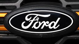 ARCHIVO - El logotipo de la compañía puede apreciarse en la parrilla de una camioneta Ford Serie F modelo 2026 en una concesionaria Ford, el domingo 2 de noviembre de 2025, en Littleton, Colorado. (AP Foto/David Zalubowski, archivo) ARCHIVO - El logotipo de la compañía puede apreciarse en la parrilla de una camioneta Ford Serie F modelo 2026 en una concesionaria Ford, el domingo 2 de noviembre de 2025, en Littleton, Colorado. (AP Foto/David Zalubowski, archivo)