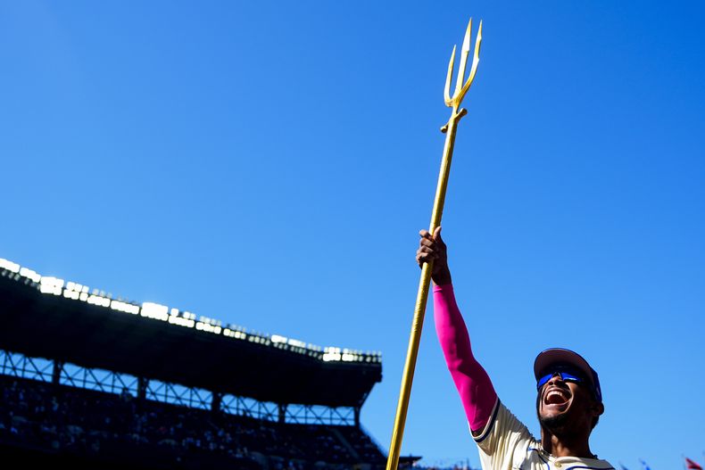 Julio Rodríguez, de los Marineros de Seattle, levanta un tridente después de una entrevista posterior al juego para celebrar una victoria sobre los Atléticos de Oakland en un partido de béisbol el domingo 12 de mayo de 2024 en Seattle. (Foto AP/Lindsey Wasson)