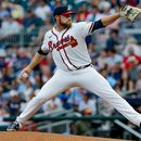 Bryce Elder, lanzador de los Bravos de Atlanta, trabaja durante la primera entrada del juego de béisbol de Grandes Ligas contra los Padres de San Diego, el lunes 20 de julio de 2026, en Atlanta. (AP Foto/Erik S. Lesser)
