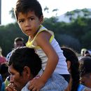 Decenas de miles cruzan frontera entre Colombia y Venezuela