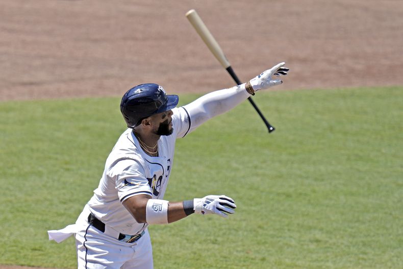 Yandy Díaz de los Rays de Tampa Bay luego de batear un jonrón ante los Astros de Houston, el miércoles 21 de mayo de 2025, en Tampa, Florida. (AP Foto/Chris OMeara)
