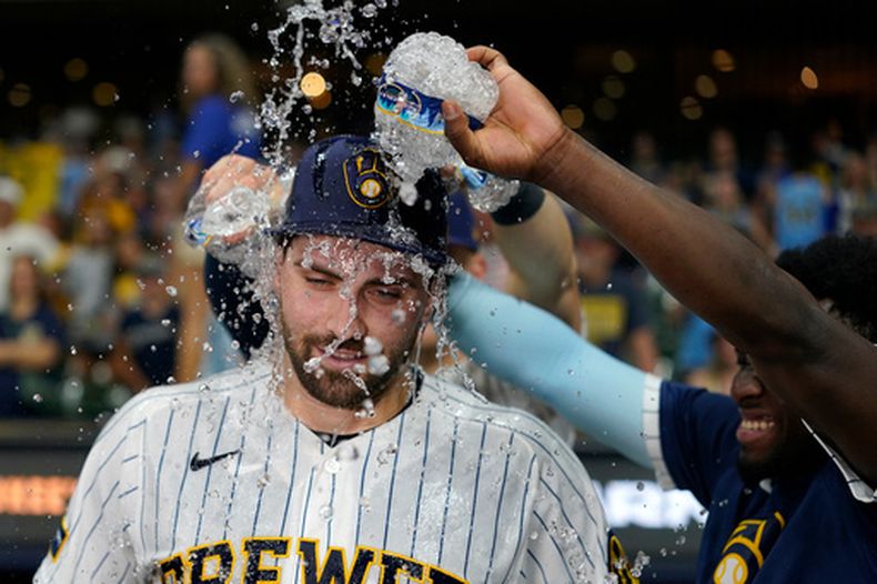 Garrett Mitchell, de los Cerveceros de Milwaukee, es empapado por sus compañeros luego del duelo ante los Rojos de Cincinnati, el sábado 12 de septiembre de 2026 (AP Foto/Aaron Gash)