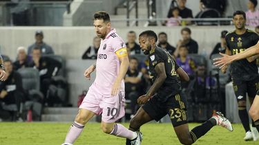 Lionel Messi, izquierda, conduce el balón bajo la presión de Kellyn Acosta, del LAFC, durante el primer tiempo del partido de la MLS, el domingo 3 de septiembre de 2023, en Los Ángeles. (AP Foto/Mark J. Terrill)