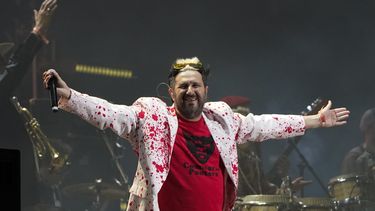 ARCHIVO - Gustavo Parisi, vocalista de la banda argentina Los Auténticos Decadentes, durante su concierto en la 22a edición del Festival Vive Latino en la Ciudad de México el 19 de marzo de 2022. Los Auténticos Decadentes debutarán en el Hollywood Bowl de Los Angeles el 24 de septiembre. (Foto AP/Eduardo Verdugo)