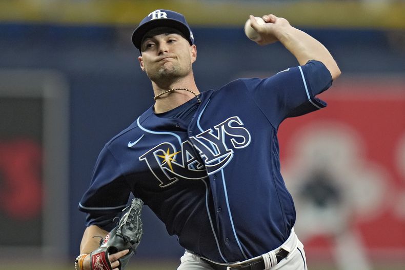 Shane McClanahan hace un pitcheo por los Rays de Tampa Bay, durante su apertura ante los Azulejos de Toronto, el miércoles 24 de mayo de 2023 (AP foto/Chris OMeara)