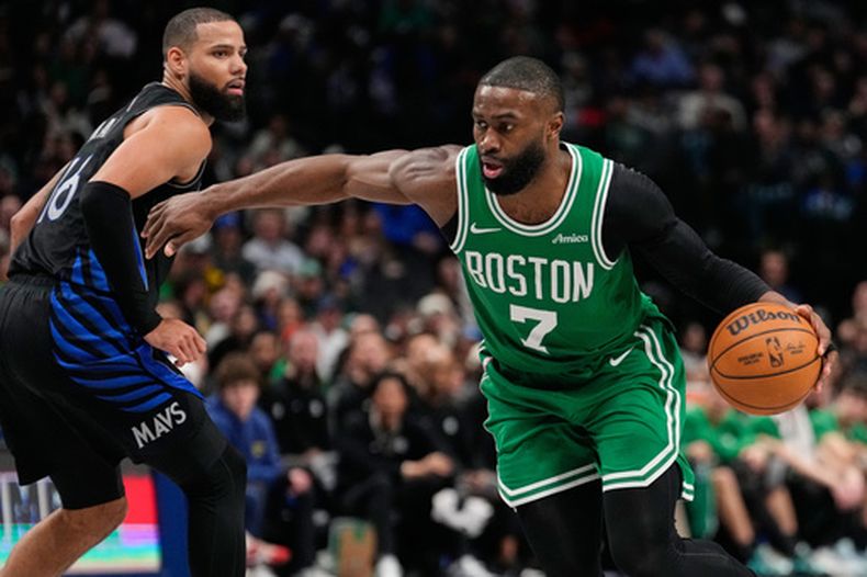 Jaylen Brown, de los Celtics de Boston, avanza hacia la cesta frente a Caleb Martin, de los Mavericks de Dallas, en el partido del martes 3 de febrero de 2026 (AP Foto/Tony Gutiérrez)