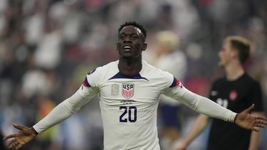 El estadounidense Folarin Balogun celebra tras anotar el segunfo gol el la final de la Liga de Naciones CONCACAF frente a Canadá el domingo 18 de junio del 2023. (AP Foto/John Locher)