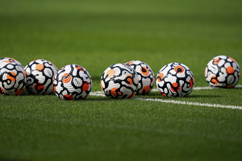 La foto del 3 de octubre de 2021 muestra varios balones en la cancha antes de un partido de la Liga Premier entre el West Ham y el Brentford en Londres (AP Foto/Steve Luciano)