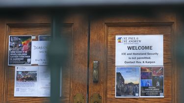Un cartel que prohíbe la entrada de agentes del ICE o del Departamento de Seguridad Nacional de EEUU sobre una puerta de la Iglesia Metodista Unida de San Pablo y San Andrés en Nueva York, el martes 21 de enero de 2025. (AP Foto/Seth Wenig)