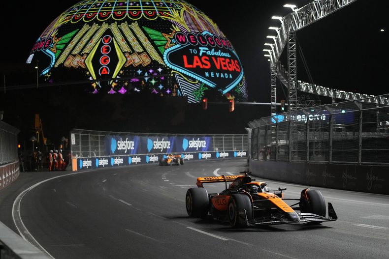 ARCHIVO - Foto del 17 de noviembre del 2023, el piloto de McLaren Oscar Piastri conduce en la última sesión de práctica del Gran Premio de Las Vegas.(AP Foto/John Locher, Archivo)