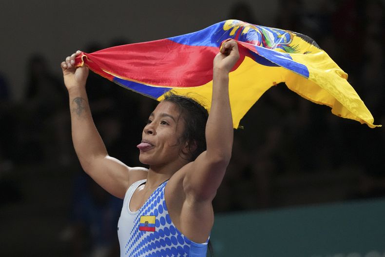 La ecuatoriana Lucia Yepez celebra su medalla de oro tras vencer a la cubana Laura Herin en la final de 553 kilogramos en la lucha de los Juegos Panamericanos en Santiago, Chile, el viernes 4 de noviembre de 2023. (AP Foto/Dolores Ochoa)
