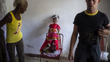 cubanos buscan soluciones y consuelo en la santeria