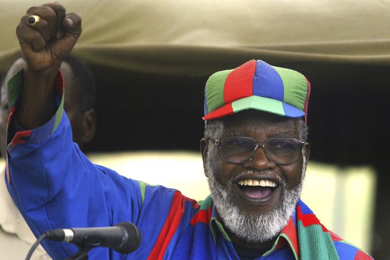 ARCHIVO -El presidente de Namibia y del partido en el gobierno, SWAPO, Sam Nujoma, habla durante un mitin electoral en Windhoek, Namibia, el 13 de noviembre de 2004. (AP foto/Themba Hadebe, Archivo)