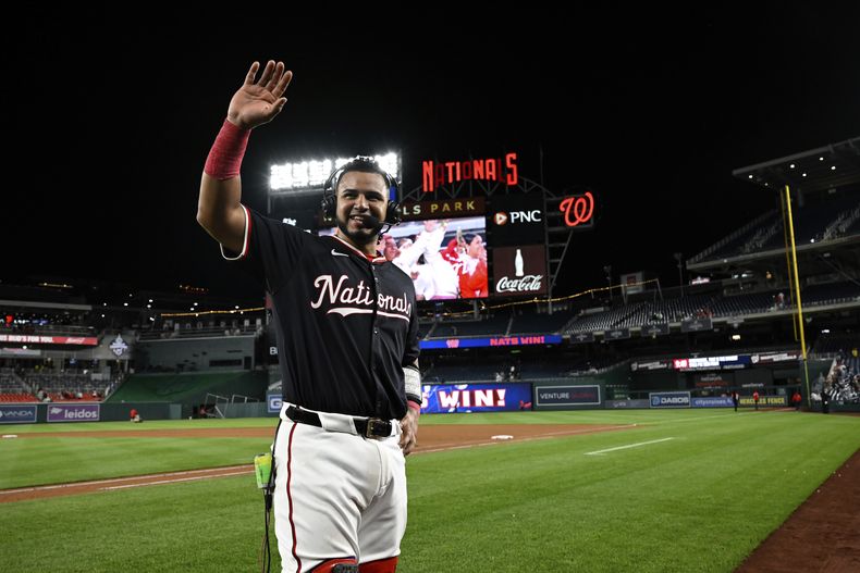 El venezolano Keibert Ruiz, de los Nacionales de Washington, saluda a sus padres, tras el juego del jueves 22 de mayo de 2025, ante lo sBravos de Atlanta (AP Foto/Terrance Williams)