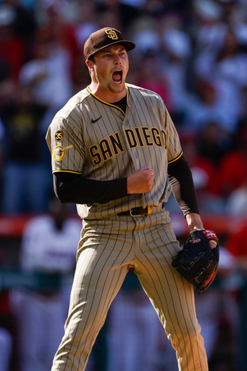 El relevista Mason Miller (22), de los Padres de San Diego, reacciona después de ponchar al último bateador para vencer a los Angelinos de Los Ángeles en juego de béisbol de Grandes Ligas del domingo 19 de abril de 2026, en Anaheim, California. (AP Foto/Caroline Brehman)