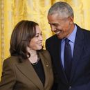ARCHIVO - El expresidente de Estados Unidos Barack Obama habla con la vicepresidenta, Kamala Harris, durante un acto relacionado con la Ley de Cuidado de Salud Asequible en la Sala Este de la Casa Blanca en Washington, el 5 de abril de 2022. (AP Foto/Carolyn Kaster, Archivo)