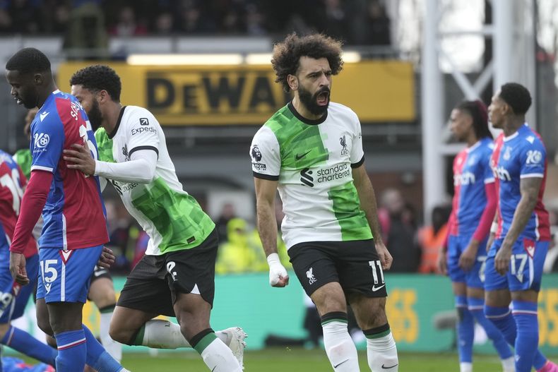 Mohamed Salah del Liverpool celebra tras anotar el primer gol de su equipo en el encuentro ante el Crystal Palace en la Liga Premier en Selhurst Park el sábado 9 de diciembre del 2023. (AP Foto/Kin Cheung)