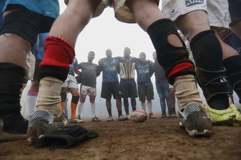Los reclusos juegan al rugby en el Complejo Penitenciario de Valparaíso, en Valparaíso, Chile, como parte de un programa de reinserción social, el jueves 29 de enero de 2026. (AP Foto/Cristóbal Escobar)