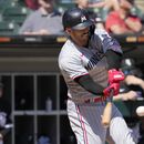 Carlos Correa de los Mellizos de Minnesota conecta un jonrón ante los Medias Blancas de Chicago, el jueves 4 de mayo de 2023. (AP Foto/Nam Y. Huh)