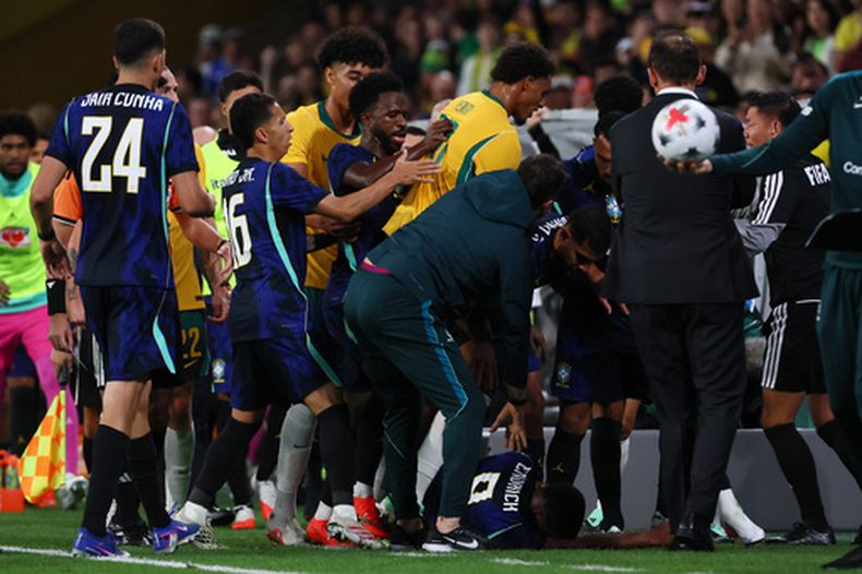 Los jugadores de Australia y Brasil durante un gresca en el partido amistoso disputado, el martes 29 de septiembre de 2026, en Brisbane, Australia. (AP Foto/Tertius Pickard)