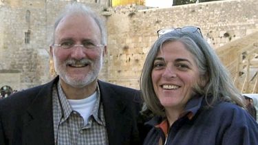 americateve | Judy Gross y Scott Gilbert, la esposa y el abogado del contratista, viajaron a La Habana tras la muerte de la madre de éste la semana pasada y luego de visitarlo en la cárcel alertaron por la fragilidad de su salud