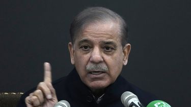 ARCHIVO - El ex primer ministor de Pakistán Shehbaz Sharif habla durante una conferencia de prensa sobre elecciones parlamentarias en Lahore, Pakistán, el martes 13 de febrero de 2024. Parlamentarios en la Asamblea Nacional de Pakistán eligieron el domingo 3 de marzo a Shehbaz Sharif como nuevo primer ministro del país por segunda ocasión. (AP Foto/K.M. Chaudary, Archivo)