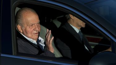 americateve | El rey Juan Carlos de Espa&ntilde;a saluda desde un veh&iacute;culo a su llegada al hospital privado Quir&oacute;n en Madrid, Espa&ntilde;a, el jueves 21 de noviembre de 2013. El monarca de 75 a&ntilde;os fue ingresado para someterse a la segunda parte de